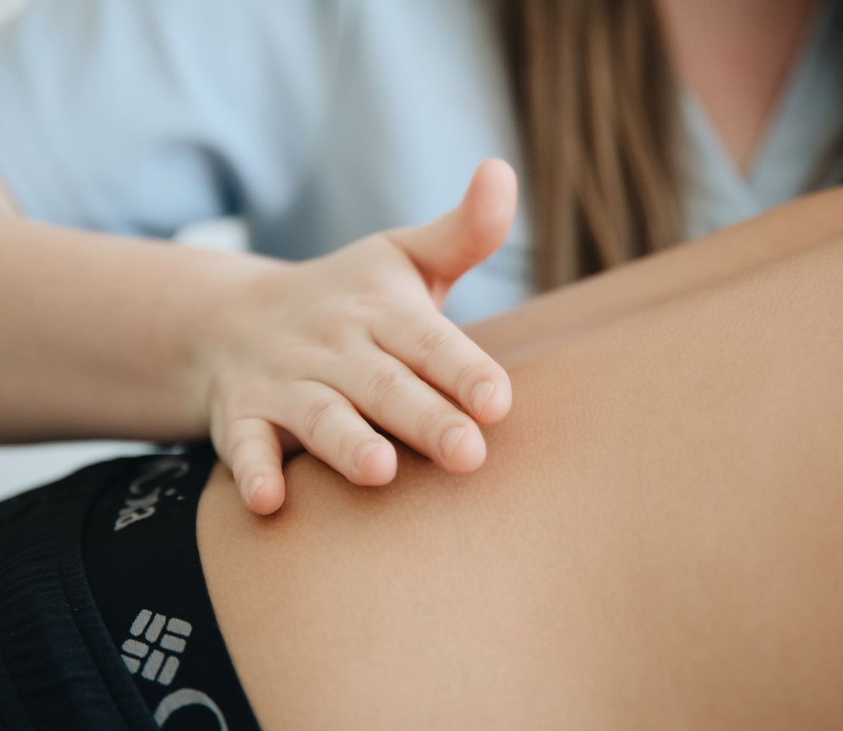 Fysiotherapeut behandelt de rug van een pati&euml;nt